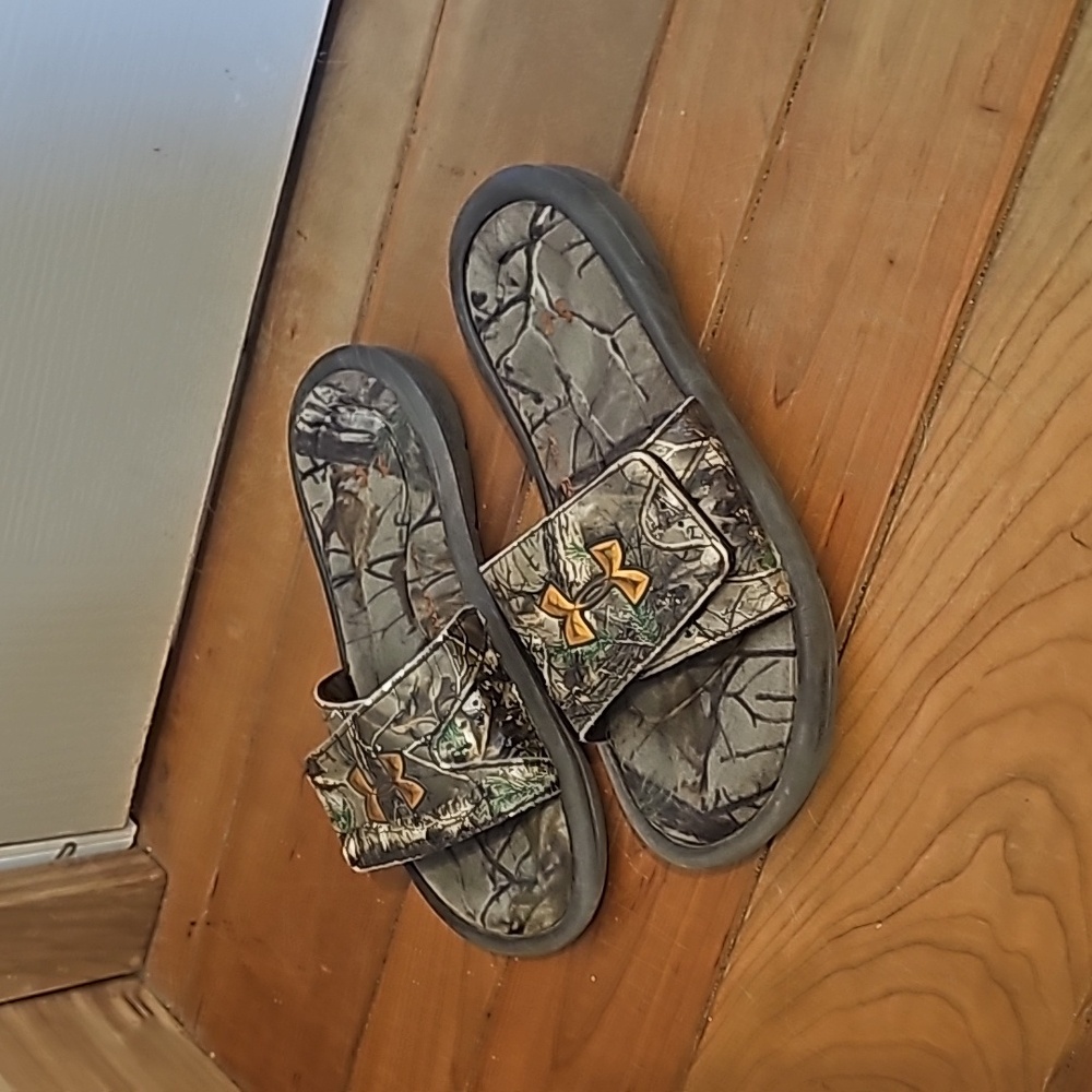 Under Armour Camoflauge flip flops with memory foam 3Y